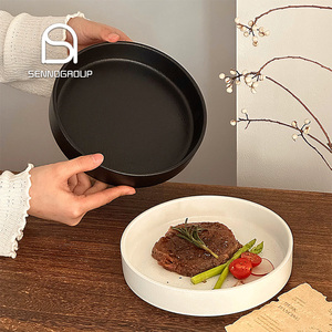 Assiettes rondes en céramique de <span class=keywords><strong>porcelaine</strong></span> noire et <span class=keywords><strong>blanche</strong></span> en gros, <span class=keywords><strong>design</strong></span> de dîner haut de gamme, <span class=keywords><strong>assiette</strong></span> à steak vierge pour restaurant - Product Image 1