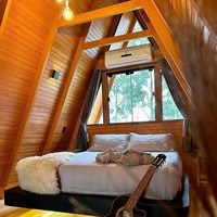 Villa préfabriquée en bois moderne de type A triangulaire avec chambre, cuisine, salle de bain et salon, idéale pour les zones touristiques et les centres de villégiature.
