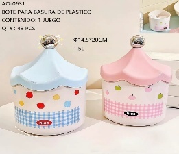 Mini Cestino per Rifiuti Stile Carosello 1.5L con Coperchio, Bidone per Interni in Plastica, Colore Inviato Casualmente - Product Image 1