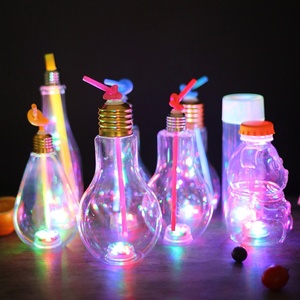 Gobelet de fête en plastique en forme d'ampoule 16oz avec paille, en PET jetable, couleur personnalisée, logo personnalisé, vente en gros - Product Image 2