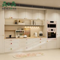Buffet contemporain avec station café/thé, évier intégré, tour de rangement pour four, neuf tiroirs et étagère ouverte, blanc crème