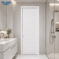 Porte intérieure de salle de bain en aluminium blanc avec panneau à lamelles ventilées, finition pour hôtel, villa, école