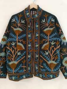 Chaqueta Negra Bordada a Mano con Diseño Suzani en TNT, Chaqueta de Algodón con Diseño Suzani en TNT, Abrigo de Invierno para Mujer, Chaqueta de Tela TNT con Diseño Suzani - Product Image 2