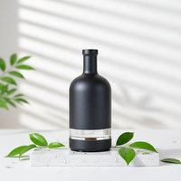 Bouteille de vodka en verre noir mat 750 ml Super Flint Nordic Spirit avec bouchon en liège et diffuseur imprimé personnalisé