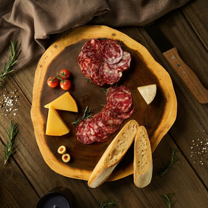 Planche à découper extra-large en bois d'acacia à bords naturels - Planche à charcuterie rustique, bloc de découpe durable, plateau de service non toxique - Product Image 1