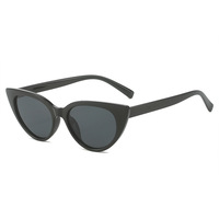 Nouvelles lunettes de soleil œil de chat mode européenne et américaine panneau lumineux minimaliste all-match décontracté grand cadre pieds minces lunettes de soleil