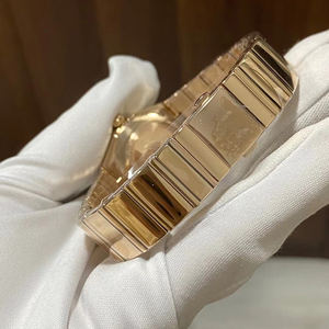 Su delicado cierre en forma de mariposa y su corona hexagonal con tornillo que se ajusta mejoran la resistencia al agua. Este es un reloj para mujer. - Product Image 5