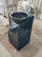 Lavabo sur pied carré en marbre contemporain, design personnalisé, fabrication sur mesure pour résidences et propriétés haut de gamme