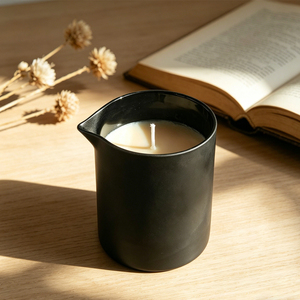 Venta al por mayor de lujosos tarros de cerámica negros para velas con boquilla, tarros de cerámica mate blancos para velas de masaje, para decoración de mesas y habitaciones. - Product Image 5