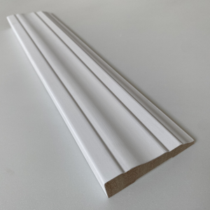 Rodapié de pino radiata FJ blanco imprimado para edificios comerciales, suministro directo de fábrica al por mayor - Product Image 1