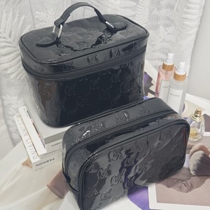 Bolsa de Maquillaje de Alta Calidad, Bolsa de Cuero PU Brillante con Cierre, Bolsa de Belleza Impermeable, Bolsa de Cosméticos con Logotipo en Relieve - Product Image 1