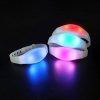 Finegreen Bracelet LED activé par le son Bracelet en plastique DMX télécommandé pour les fêtes de Noël et les mariages