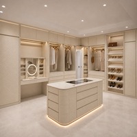 Dressing en cuir avec rangements sur mesure en cuir, îlot à bijoux et éclairage pour armoire, pour un rangement personnalisé