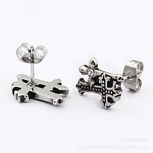 Boucles d'oreilles en acier titane avec design croisé et incrustation de pierres rouges pour la mode punk - Product Image 5