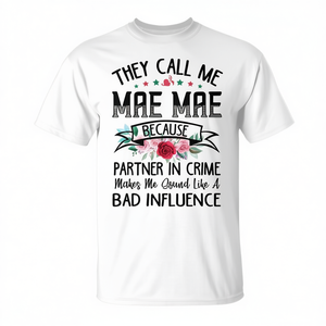 Camiseta They Call Me Mae Mae Partner In Crime para mujeres y hombres, regalo divertido - Product Image 2