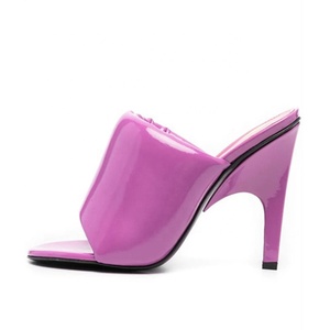 Mules de soirée pour femme à talon aiguille fin, dessus matelassé, en cuir verni brillant, bout carré ouvert - Product Image 1