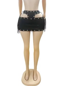 Completo <span class=keywords><strong>Sexy</strong></span> in Due Pezzi in Ecopelle con Borchie, Top Senza Maniche con Lacci e Minigonna Aderente, Outfit Trendy - Product Image 4