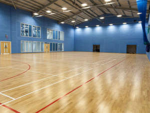Salle de sport moderne préfabriquée de haute qualité en acier pour basketball, gymnastique, football, hôpital, école, centre commercial, bureau, salle de sport polyvalente - Product Image 6