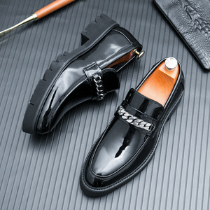 Mocasines de <span class=keywords><strong>charol</strong></span> negro para <span class=keywords><strong>hombre</strong></span> con cadena plateada y suela gruesa, sin cordones, de vestir, ¡Gran oferta! - Product Image 2