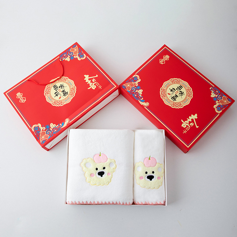 2 serviettes et 1 serviette de bain dans un coffret cadeau rouge