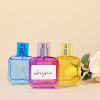 Flacon de parfum carré en verre coloré de 50 ml avec logo personnalisé, vaporisateur rechargeable pour voyage et branding