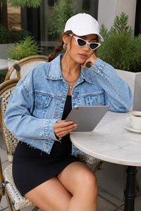 Giacca di jeans cropped da donna lavaggio chiaro con orlo sfrangiato, effetto distressed, stile streetwear casual, vestibilità ampia con spalle scese - Product Image 3