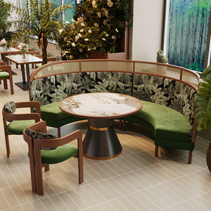 Set di Sedute Moderne Curve per Ristorante <span class=keywords><strong>con</strong></span> Schienale in Rattan, <span class=keywords><strong>Panca</strong></span> Imbottita e <span class=keywords><strong>Tavolo</strong></span> Rotondo in Pietra Sinterizzata per Caffè e Bistrot - Product Image 1
