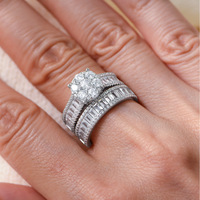 Ensemble de bagues cocktail en zircone cubique plaqué or 18 carats/platine certifié CMA - Modèle grappe à taille baguette, pour empilage, fiançailles et mariage