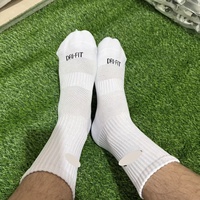 Produits Tendances 2025 Nouveautés Chaussettes de Football Antidérapantes Personnalisées Chaussettes de Sport Tricotées Blanches à Grip Renforcé