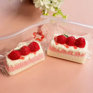 Porte-clés en peluche gâteau fraise moelleux en gros, jouets anti-stress dessert à remontée lente pour cadeaux d'enfants - Product Image 4