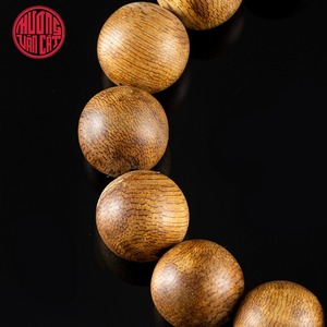 Pulsera Premium de Madera de Agar con Cuentas Rojas Redondas de 16 mm de Malasia – Madera de Oud Malaya Natural, Hecha a Mano, Aromática, para Oración - Product Image 3