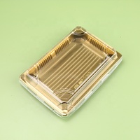 Plateau à sushi de luxe en plastique jetable avec base dorée et couvercle anti-buée pour la restauration haut de gamme