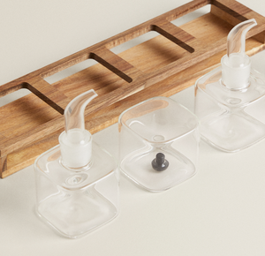 Ensemble de vinaigrette en verre borosilicate soufflé à la main transparent sur mesure et en bois d'acacia en forme de cube - Product Image 2