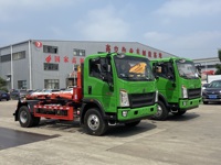 Howo 4x2 crochet bras camion de collecte des ordures 7cbm bras rouleau déchets camion de transport des ordures camion benne à ordures
