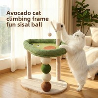 Arbre à gratter pour chat en sisal en forme de grenouille de dessin animé avec perchoir surélevé en peluche, jouet boule en peluche suspendue et boules de sisal empilées