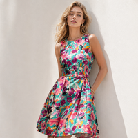 Robe midi pour femme, imprimé floral, coupe ajustée et évasée, sans manches, ceinturée, en satin, pour occasions, robe de soirée d'été pour femmes