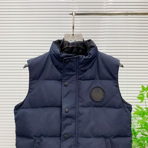 Gilet matelassé sans manches bleu marine à boutons en duvet d'oie : Vêtement d'extérieur décontracté chaud pour l'hiver - Product Image 2