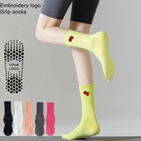 Chaussettes de yoga Pilates avec motifs avec logo personnalisé antidérapant Gym Fitness fraise collant broderie Logo à froufrous à volants Grip