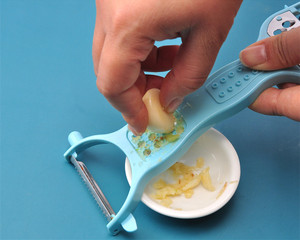 Gadgets de cocina para el hogar innovador manual de plástico de doble cara <span class=keywords><strong>5</strong></span> <span class=keywords><strong>en</strong></span> <span class=keywords><strong>1</strong></span> <span class=keywords><strong>pelador</strong></span> de ajo de frutas y verduras multifuncional - Product Image 5