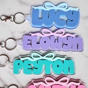 Llavero de acrílico personalizado con letras impresas UV, impermeable, ligero y a la moda, colgante para bolso. - Product Image 1