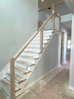 Escalier moderne en bois massif avec poutre monobloc en acier inoxydable et garde-corps à câbles, écologique et durable pour hôtel, appartement, villa, intérieur
