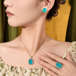 Ensemble de bijoux vintage en laiton avec boucles d'oreilles, collier et bague - Plaqué or, bijoux durables pour femmes - Product Image 4