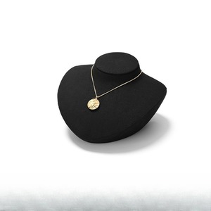 Expositor de lujo personalizado para collares, soporte de microfibra de alta gama para exhibición horizontal de collares tipo boloína. - Product Image 5