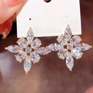 Boucles d'oreilles clous fleuris luxueuses plaquées or blanc, avec cristaux et strass, bijoux de mariage romantiques pour femme, sertissage fermoir or 18 carats - Product Image 3