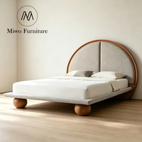 Lit double moderne de designer pour chambre à coucher française, villa, gîte, en bois massif rembourré, avec tête de lit ronde en bois, taille King Size pour hôtel