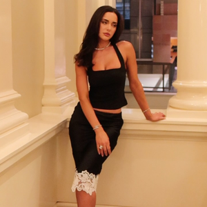 Jupe midi ajustée en satin noir avec bordure en dentelle, élégante, décontractée, pour rendez-vous galant ou soirée - Product Image 3