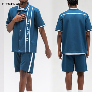 Conjunto de camisa y pantalones cortos de felpa francesa gruesa con logo personalizado impreso, estilo streetwear oversize, manga corta y botones. - Product Image 2
