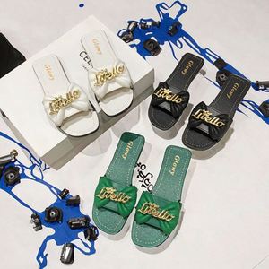 Pantuflas de Satén Rosa para Mujer con Iniciales Personalizadas, Calzado Cómodo para Interiores, Pantuflas para Novia y Damas de Honor - Product Image 2