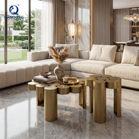 Table basse de luxe en acier inoxydable au design unique, soudée avec des cylindres métalliques, pour la décoration de villas et d'hôtels.