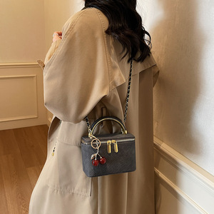 <span class=keywords><strong>Sac</strong></span> bandoulière carré en PU tressé Advanced Sense, petit format, nouveau style transfrontalier 2026, avec chaînes givrées pour femme - Product Image 3